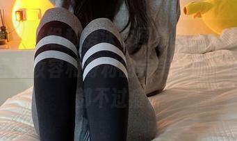 微密圈 - 这组私房泳衣图集里的July芝岚,简直是妆容和身材的完美搭配,怎么看都不过瘾。
