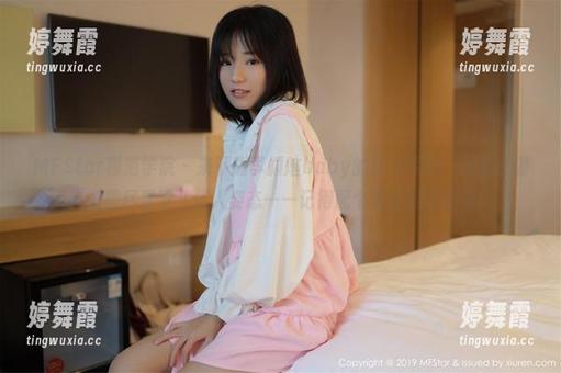 MFStar模范学院 - 来下载李颖煊baby的清纯写真，保你在朋友圈里尽显清儿佳人姿态——记得配个喝水的表情哦！