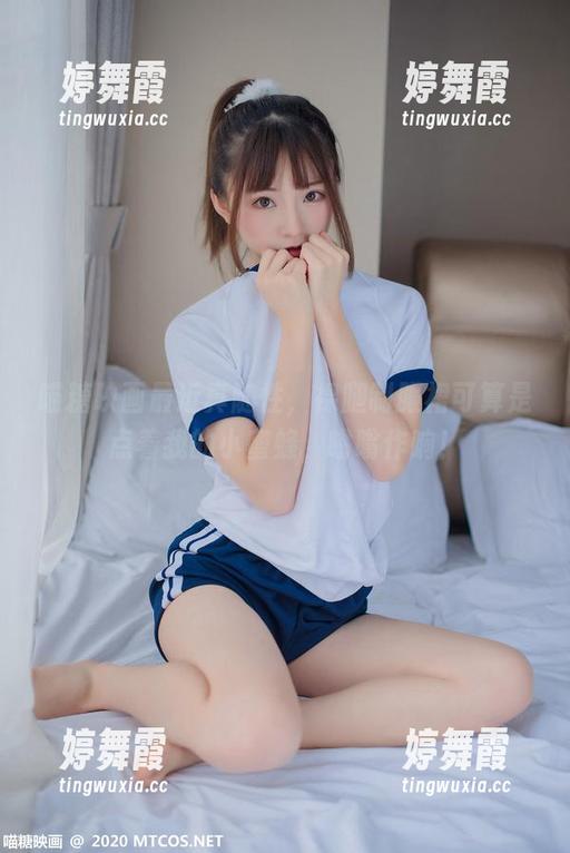 喵糖映画最近真随性，裸腿制服裙可算是点着我的小蜜蜂，嗡嗡作响！