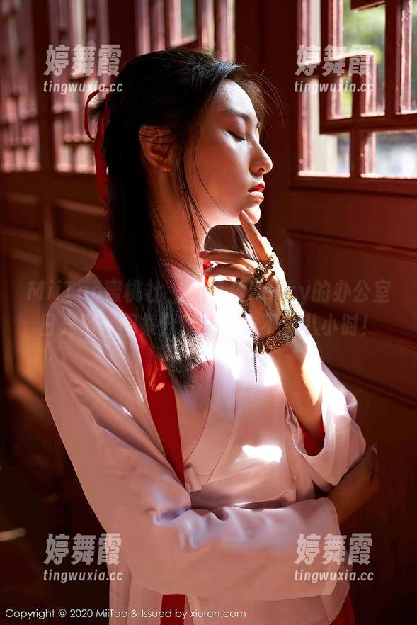MiiTao蜜桃社 - 小草莓Berry的办公室日光浴：图集分享，工作不只八小时！