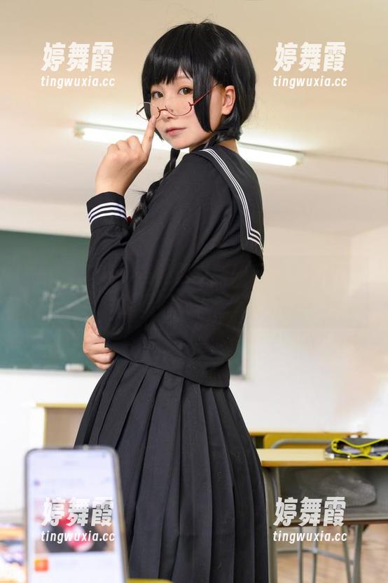 还记得PAKI酱的镂空新娘装吗？作品里那暧昧的无圣光。