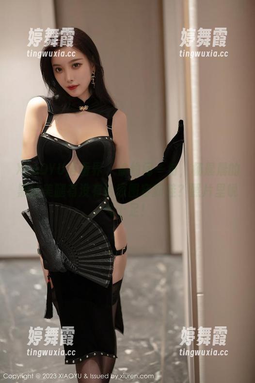 XIAOYU语画界 - 偷偷问一句，杨晨晨的黑丝美腿有没有给原图穿新鞋？照片里锐气十足！