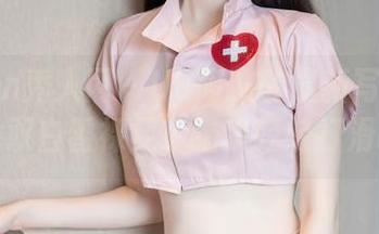 Xiuren秀人网 - UU阿文的最新写真集：一双白皙裸足，猫步轻轻打滑啊