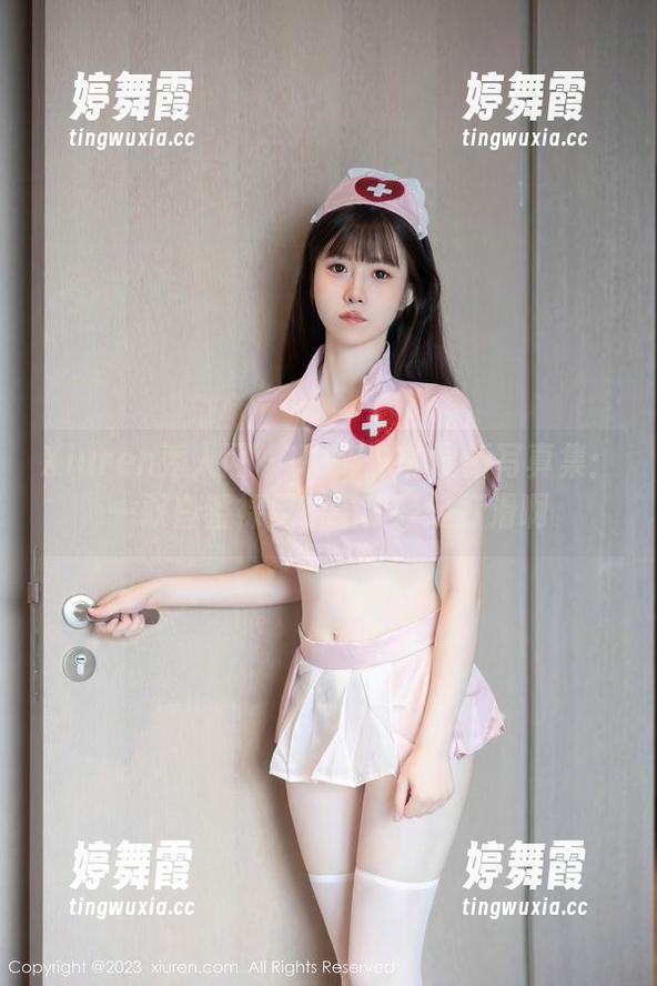 Xiuren秀人网 - UU阿文的最新写真集：一双白皙裸足，猫步轻轻打滑啊