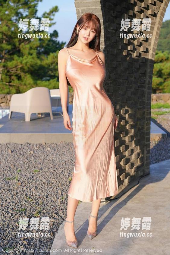 Xiuren秀人网 - 星子柒kiki：短裙写真集人是否会沉迷于这种诱惑？来个下载体验吧！