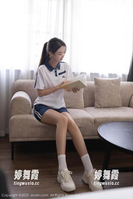 Xiuren秀人网 - 杨晨晨的居家写真：模拟一个不那么努力的家居博主！