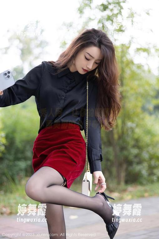 Xiuren秀人网 - 让你的眼睛快乐起来：谢小蒽美脚的免费奇幻之旅！