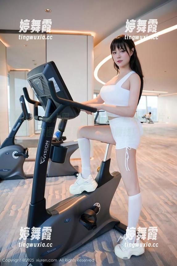 Xiuren秀人网 - 黄密儿的“运动”大片，免费原图竟藏着这份奇妙腰线！你能发现吗？