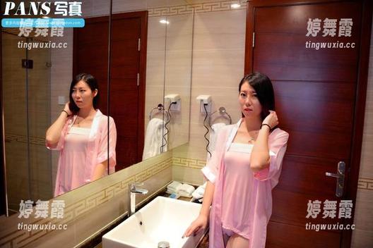 pans - 小彤泳衣图集：看似随意的碧水旁，却安静在人心间荡漾