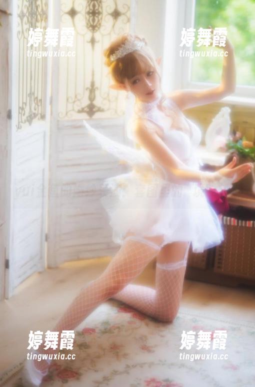 yui金鱼的婚纱表演：套图里的囧境时刻！