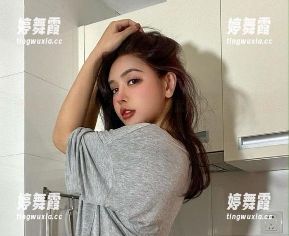 微密圈 - 写真中，礼服与于芷晴就像老友重逢，默契十足。
