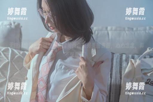 无意间翻到云溪溪奶桃的旗袍百合系列美图资源，心心念念，真不想放下！