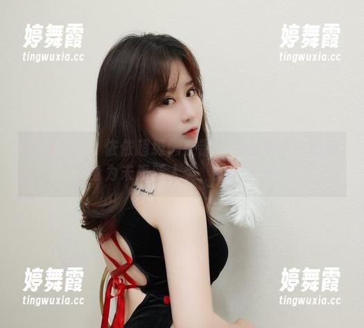 精选套图：依依超级懒在镭射连体衣中一秒变身为未来新人类，脑洞大开