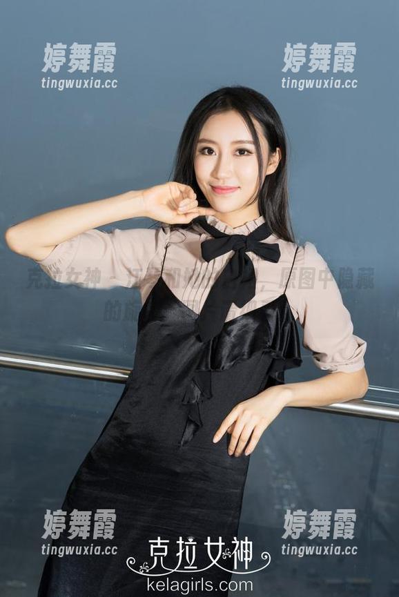 克拉女神 - 江琴和她的白裙，原图中隐藏的旋转，图片请细看。