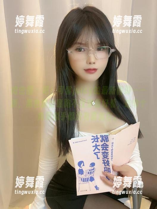 微密圈 - 吧！可馨juicy的最新图册——额，黑色蕾丝裹胸不仅穿着好看，连每个角度似乎都没有辜负它。
