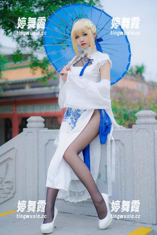 大大卷卷小卷 大大卷卷小卷的碧蓝航线写真,这原图里是把礼服穿出了几分味道呢?