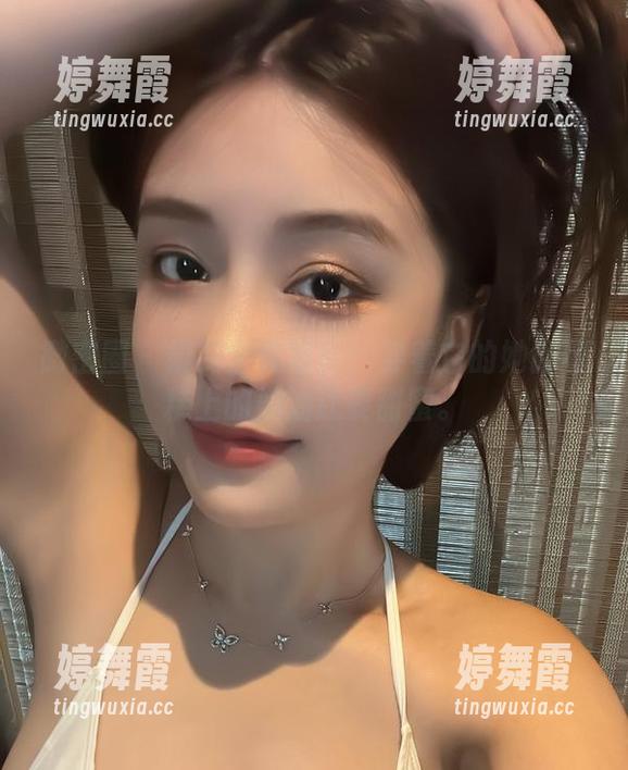 奶雯 微密圈 - 奶雯全套蕾丝:穿着它的她比蛋糕上的奶油还要甜蜜。