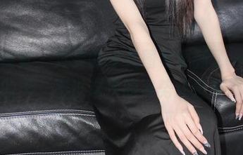 小众视觉 - 灵灵的少女图集更新了一堆,我的天,不过这次的姿势还挺有趣!