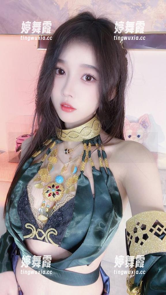 看！小小奶瓶儿用白色蕾丝把图集点缀得微微颤动
