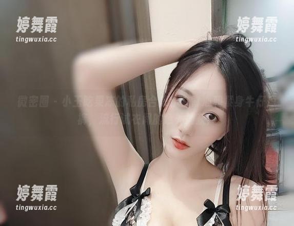 微密圈 - 小玉吃果冻的私房合集：白背心和紧身牛仔短裤，流行试衣间的意外捕获！