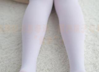 少女秩序的天台奇遇:黑色袜子与阳光的“竞争”!