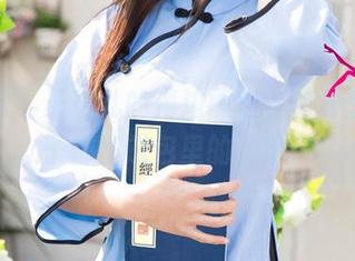 尤果网 - 王瑞儿的海边图包,有种想把沙子都塞进包里的冲动。