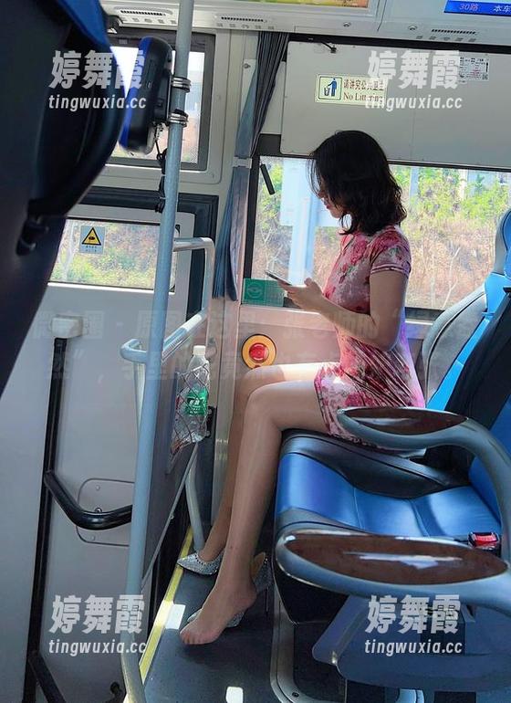 微密圈 - 原图在这里：张老师的“绿意盎然”，手里的花竟然也有点嫉妒夸张。