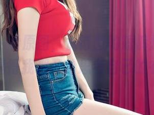 推女神 - 看原图，倪诗茵的短裤搭配真有意思，搞得我都开始思考自己的衣柜了。