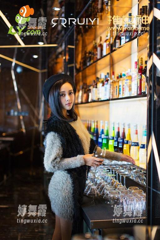 推女神 - 施忆佳Kitty酱带你“飞”到天台，最新套图更新，完全是心灵鸡汤