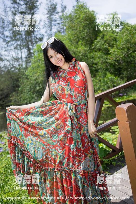推女神 - 施忆佳图包：你见过袜子和生活对话吗？快去下载瞧瞧
