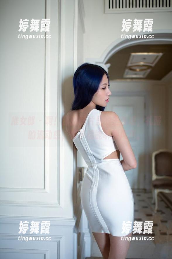 推女郎 - 啊！那张图片里的王馨瑶，礼服的流动感，似乎都能听到风声。