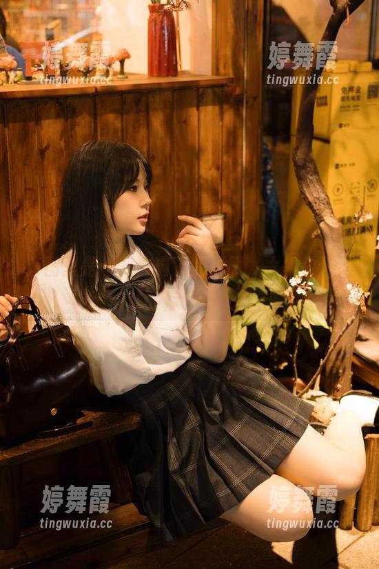 套图里是一只废喵了的制服，太复杂了，让人一头雾水