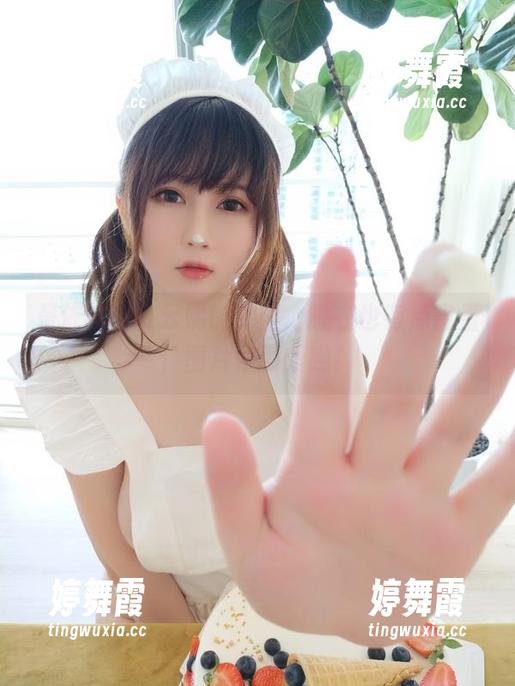 是依酱吖在云端的梦里，睡衣也有点害羞，图片很可爱哟！