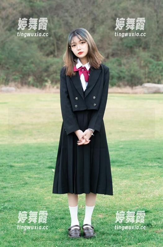 梨瑾瑾 网盘里新货上架,梨瑾瑾水手服写真,适合当桌面背景哦!