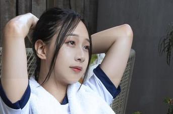 用高清镜头记录,浅安安的泳装cos,有种要跃入水中的冲动!