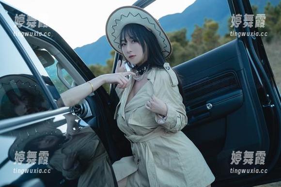 在浅安安的私拍里，体操服就像是大门，一开就让你通往迷失的“我”。