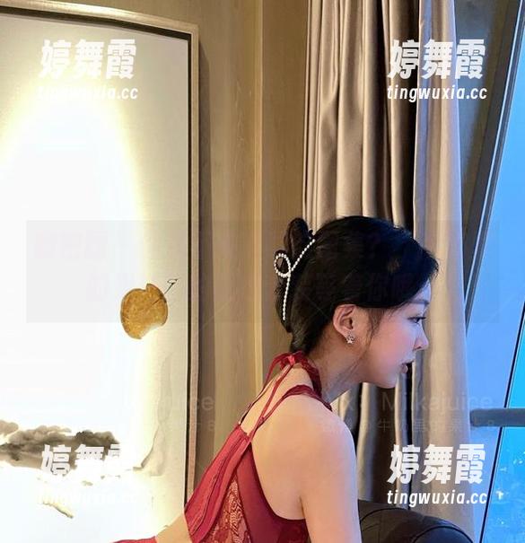 微密圈 - 你还不来下载这图集？“牛奶里的果汁”的红色套装等着你哦。