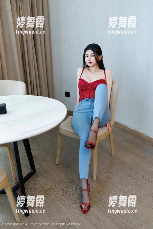 秀人网-月野兔美妞 秀人网 - 月野兔美妞的新眼镜真不错,定制的感觉太独特了,让我都想去找个定制师了。