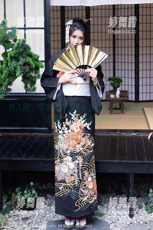 秀人网 - 写真收集：范小宣的空姐制服扮演，也是个保存好看的网盘