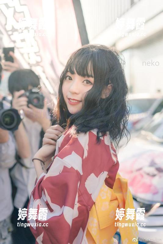 舞小喵和她的红裙令人沉迷，不知不觉又在cos之中遨游