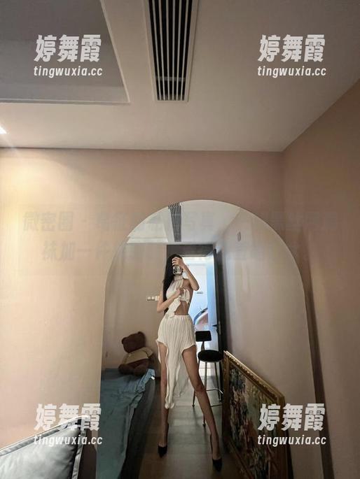 微密圈 - 葛征的私拍写真，一根黑丝网洞袜加一件抹胸装，看得我直咽口水。