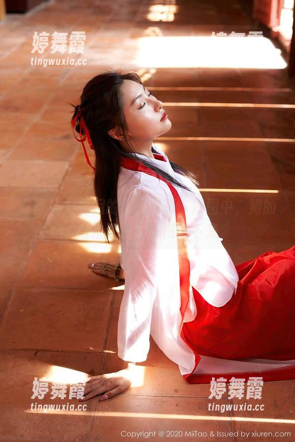 蜜桃社 - 初月的温柔写真：原图中，她的魔法让时空都慢了下来