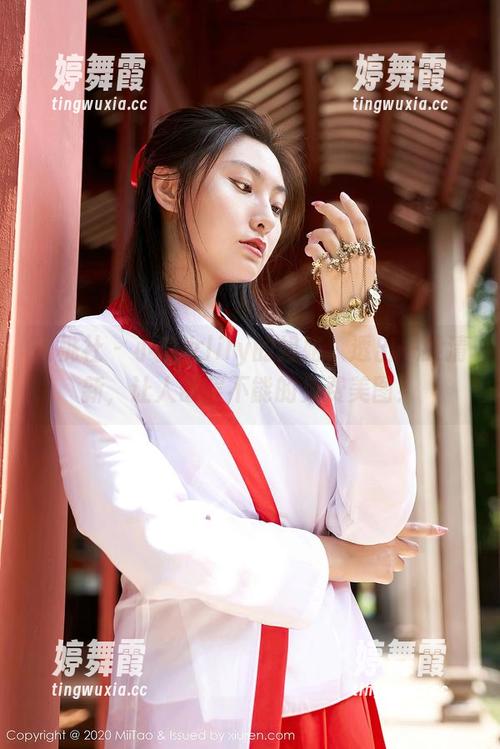 蜜桃社 - 小魔女lily的姐姐，透出一股清新，让人欲罢不能的免费美图！