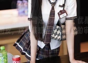 语画界 - 全套红裙还是杨晨晨?优雅中带着点俏皮,这图集或许能救回你的审美疲劳!