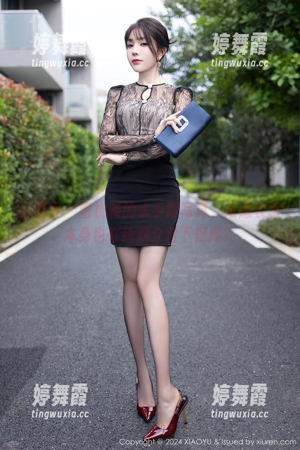 语画界 - 蜜桃酱的水手服写真，难道衣服本身也在给观众留下疑问？