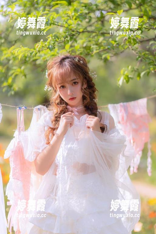 私拍里那个兔子女仆，过期米线线的羞涩与魅惑