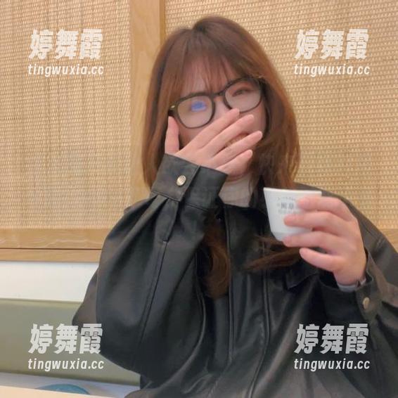 这张图片真让人欲罢不能，快来下载闪月半的Lolita草莓，保证你的小心脏能承受！