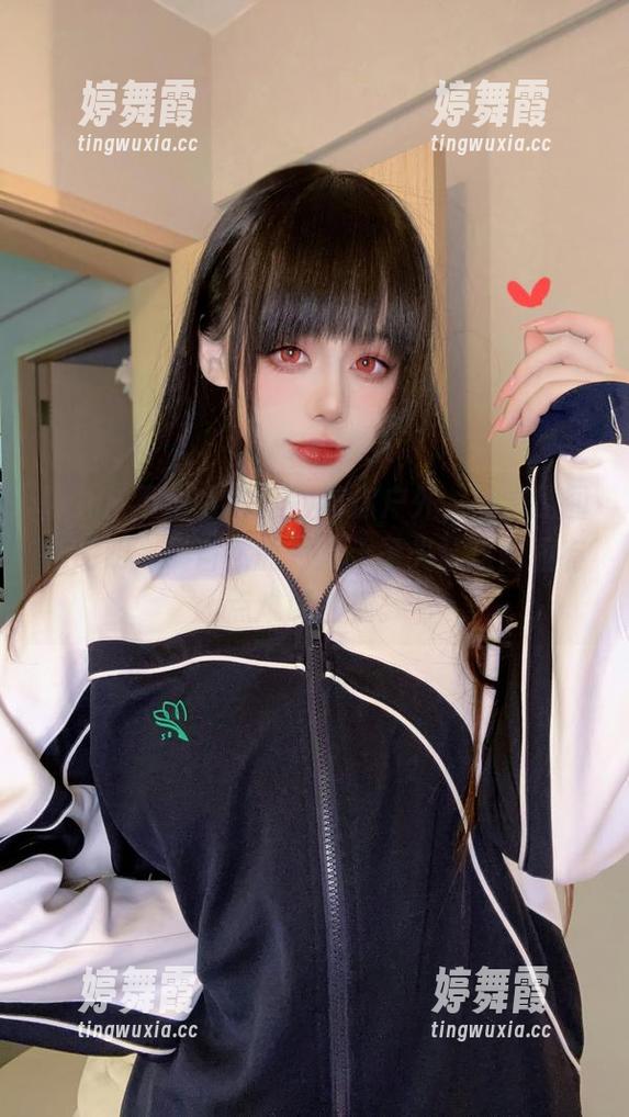 阿九从不咕咕(九言)带你户外，秀出原图，明明是最自然的，但无圣光让这画面有点难以直视。