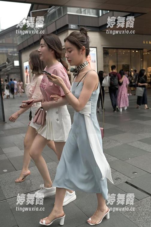 魔镜街拍 - 白色连衣裙的华丽——却偏偏被婷婷用黑丝优雅封印，高清合集请慢慢享用。