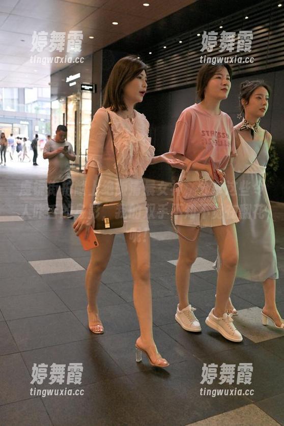 魔镜街拍献上绝版清晨女神，分享这些令人咋舌的身影，我的双手不知不觉在翻花呢！